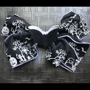 Black and white bat bow.